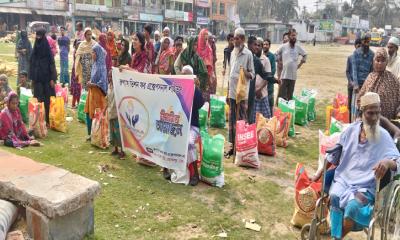 বাউফলে প্রতিবন্ধীদের মাঝে ইফতার ও খাদ্যসামগ্রী বিতরণ