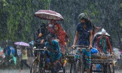 আষাঢ়ের টানা বৃষ্টিতে ভোগান্তিতে কর্মজীবী মানুষ
