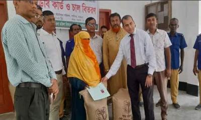শালিখায় ভিডব্লিউবির চাল বিতরণ