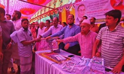 ভালুকায় বিএনপি নেতা মোর্শেদ আলমের মানবিক উদ্যোগে অস্বচ্ছল মানুষের মাঝে শাড়ি ও লুঙ্গি বিতরণ