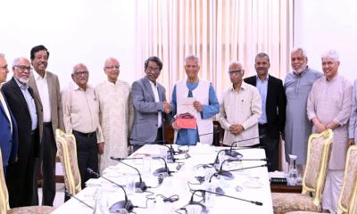 প্রধান উপদেষ্টার কাছে জুলাই সনদ বাস্তবায়নের সুপারিশ  হস্তান্তর