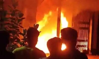 চাঁপাইনবাবগঞ্জের নাচোলে টিসিবির গুদামে ভয়াবহ অগ্নিকাণ্ড, ভ্যানচালকের মরদেহ উদ্ধার