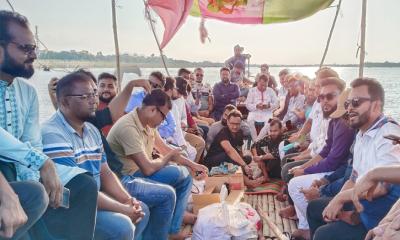 পদ্মার সৌন্দর্য উপভোগে শিবচরের সাংবাদিকদের নৌভ্রমণ