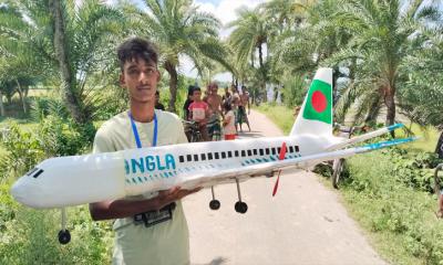 আকাশে উড়ছে অঙ্কনের বানানো প্লেন, সব ধরনের সহায়তার আশ্বাস জেলা প্রশাসকের