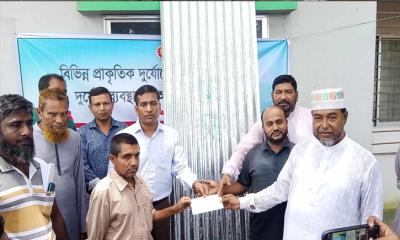 শালিখায় দুঃস্থ ও দুর্যোগে ক্ষতিগ্রস্তদের মাঝে ঢেউটিন ও নগদ অর্থ সহায়তা