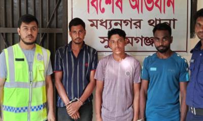 মধ্যনগরে ভারতীয় অবৈধ কয়লার নৌকা জব্দ, আটক ৩