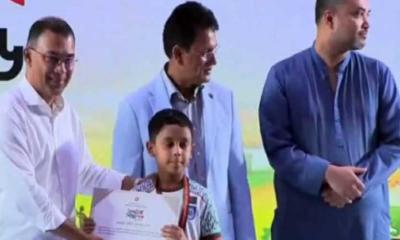 বোয়ালখালীর মনীশের হাতে প্রধানমন্ত্রীর জাতীয় প্রাথমিক শিক্ষা পদক