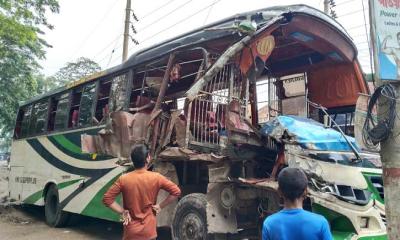 ট্রাকের ধাক্কায় দুমড়ে-মুচড়ে গেল বাস, অল্পের জন্য প্রাণে বাঁচলেন ৫ যাত্রী