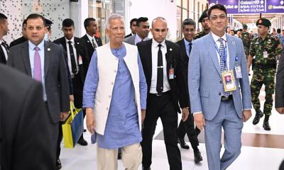 লন্ডন সফর শেষে দেশে ফিরেছেন প্রধান উপদেষ্টা