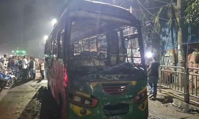 রাজধানীতে মধ্যরাতে  তিন বাস ও প্রাইভেটকারে আগুন