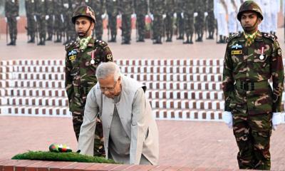 বিজয় দিবসে বীর শহীদদের প্রতি প্রধান উপদেষ্টার শ্রদ্ধা