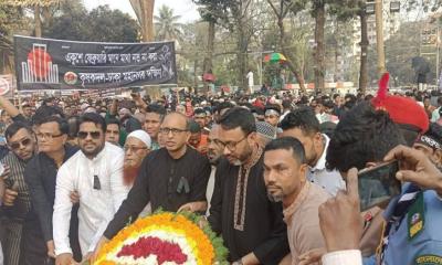 কেন্দ্রীয় শহীদ মিনারে মানুষের ঢল,ফুলে ফুলে ভরে গেছে বেদি