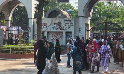 গুচ্ছ ভর্তি পরীক্ষা শুরুর দুই ঘণ্টা আগেই ইবি কেন্দ্রে ভর্তিচ্ছুদের ভিড়