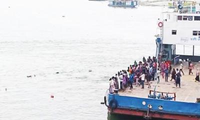আবারও দৌলতদিয়া ঘাটে যাত্রীবাহী বাস পড়ল নদীতে