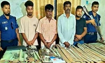গোবিন্দগঞ্জে সেনা বাহিনীর অভিযানে বিপুল পরিমান দেশীয় অস্ত্রসহ চারজন আটক