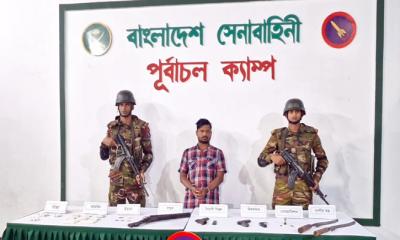 রূপগঞ্জে সেনাবাহিনীর অভিযানে অস্ত্র ও বিপুল পরিমাণ মাদকসহ শীর্ষ সন্ত্রাসী গ্রেফতার