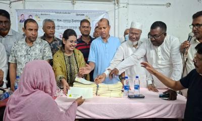 শেরপুরে প্রধানমন্ত্রীর ঈদ উপহার প্রদান করলেন বিএনপি নেত্রী প্রিয়াঙ্কা