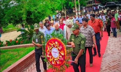 ১২৬তম নজরুল জয়ন্তীর উদ্বোধন: নজরুল ভাস্কর্যে পুষ্পস্তবক অর্পণ