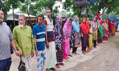 পূর্বাচলে পিঠা ব্যবসায়ী শাকিলার বিরুদ্ধে চরম অভিযোগ : অতিষ্ঠ এলাকাবাসীর মানববন্ধন