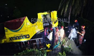 দশমিনা-বাউফল রুটে চেয়ারম্যান পরিবহন খাদে পড়ে চালক নিহত, আহত ১৫