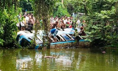 ঝিনাইগাতীতে যাত্রীবাহী বাস পুকুরে উল্টে আহত ২০, নিখোঁজ ১