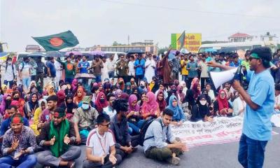 স্থায়ী ক্যাম্পাসের দাবিতে মহাসড়ক অবরোধ, উত্তরবঙ্গের সঙ্গে ঢাকার যোগাযোগ বন্ধ