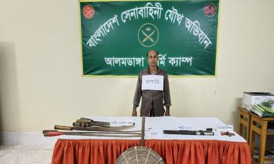 চুয়াডাঙ্গায় যৌথ বাহিনীর অভিযানে অস্ত্রসহ এক ব্যক্তি আটক