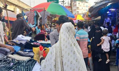 শ্রীপুরে জমে উঠেছে ঈদের বাজার, ফুটপাতের কেনাকাটায় ঝুঁকছে মধ্যবিত্তও