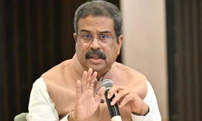 আন্দোলনের মুখে পদত্যাগ করলেন ভারতের শিক্ষামন্ত্রী