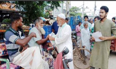 ৩১ দফার লিফলেট বিতরণে মোস্তাফিজুর রহমান