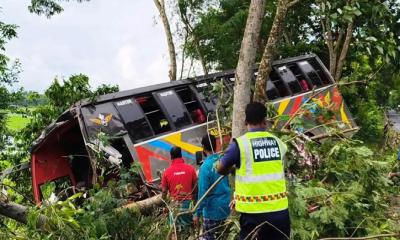 গোপালগঞ্জে যাত্রীবাহী বাস খাদে পড়ে ২০ আহত