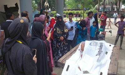 গভীর রাতে ঘরে ঢুকে গৃহবধূকে কুপিয়ে হত্যা