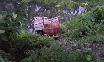 ধামরাইয়ে নিয়ন্ত্রণ হারিয়ে পুকুরে পিকআপ, চালকসহ নিহত ২