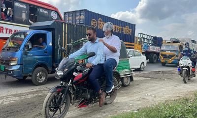 তীব্র যানজটে আটকা পড়ে মোটরসাইকেলে রওনা হলেন সড়ক উপদেষ্টা