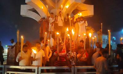 ট্রেনে পাথর নিক্ষেপ মামলার প্রতিবাদে মশাল মিছিল