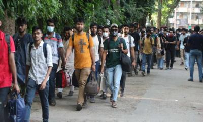 হল ছাড়তে শুরু করেছেন ঢাবি শিক্ষার্থীরা