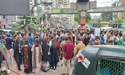 শিক্ষামন্ত্রীর পদত্যাগ দাবিতে শিক্ষার্থীদের সড়ক অবরোধ