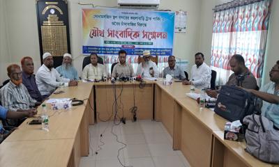 চাঁপাইনবাবগঞ্জ সোনামসজিদ স্থলবন্দর কয়লাবাড়ি ট্রাক পার্কিংয়ে চাঁদা বন্ধের দাবিতে সংবাদ সম্মেলন