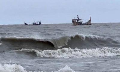 উপকূলজুড়ে টানা বৃষ্টি, সমুদ্র বন্দরে ৩ নম্বর সতর্ক সংকেত