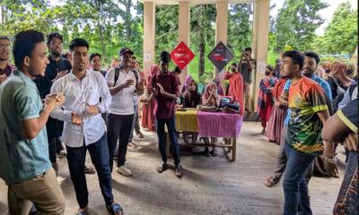 শিক্ষক নিয়োগের আশ্বাসে ক্লাসে ফিরলেন কুবির ফার্মেসী বিভাগের শিক্ষার্থীরা