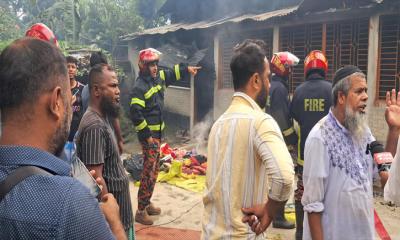 শ্রীপুরে মাদকাসক্ত স্বামীর বিরুদ্ধে স্ত্রীকে হত্যার অভিযোগ, বাড়িতে জনতার অগ্নিসংযোগ