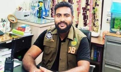 রাজশাহীতে বরখাস্ত এসআইকে গণপিটুনির পর পুলিশের কাছে হস্তান্তর