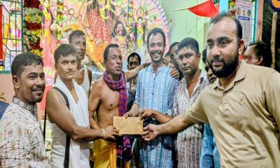 মধ্যনগরে পূজা মণ্ডপে ঘুরে শুভেচ্ছা বিনিময় করলেন মিজানুর রহমান মিনু