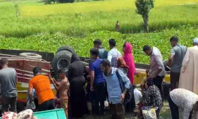 ফরিদপুরে যাত্রীবাহী বাস নিয়ন্ত্রণ হারিয়ে খাদে পরে নিহত ১, আহত ১১