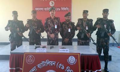 চাঁপাইনবাবগঞ্জের শিবগঞ্জ সীমান্তে ৫৯ বিজিবির অভিযানে অস্ত্র উদ্ধার