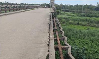 ধামরাইয়ে ঝুঁকিপূর্ণভাবে ঝুলছে সেতুর রেলিং