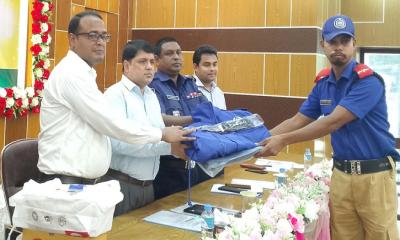 লক্ষ্মীপুরে গ্রাম পুলিশদের মাঝে পোশাক বিতরণ