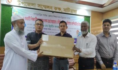 মাটিরাঙায় গরিব ও মেধাবীদের মাঝে নগদ অর্থ ও কম্পিউটার বিতরণ