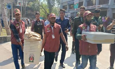 চুয়াডাঙ্গার ৩৫৪ কেন্দ্রে নির্বাচনী সরঞ্জাম বিতরণ
