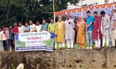 ঈশ্বরগঞ্জে নাব্যতা ফিরিয়ে আনতে কাঁচামাটিয়া নদী থেকে কচুরিপানা অপসারণের উদ্যোগ